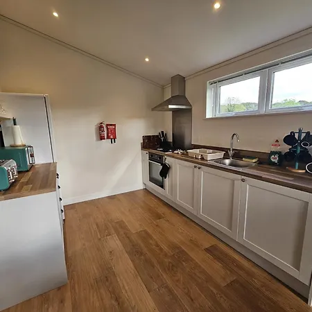 Two Bedroom In The Country - Owl, Peacock & Meadow Lodge Liskeard